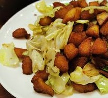 Cabbage Stir-Fried with Corn Cakes