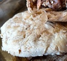 Braised flatbread with shredded pork