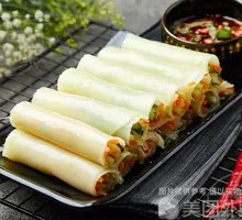 Cold rice noodle rolls with dipping sauce