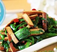 Stir-fried leek with fried tofu