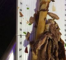 Charcoal-grilled lamb leg