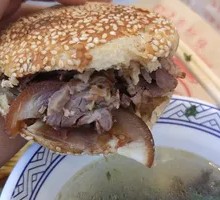 Braised pork in fried flatbread