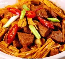 Stir-fried Tofu Noodles with Beef Brisket