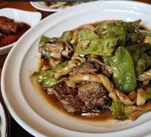 Pork Ribs with Green Beans and Wheat Rolls