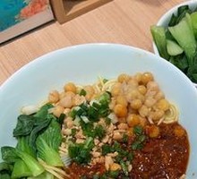 Spicy Pork Sauce Noodles with Peas