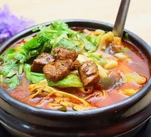 Braised Beef Knife-Cut Noodles in Clay Pot