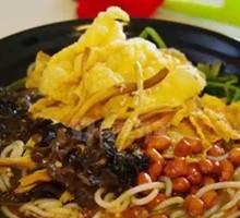 Stir-Fried Spicy Snail Noodles with Three Fresh Ingredients