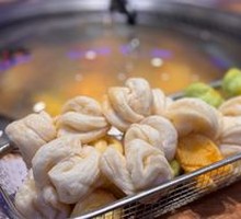 Flower-shaped steamed bun