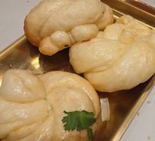 Flower-shaped steamed bun