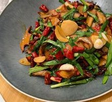 Spicy Chili and Leek Beefsteak Mushroom Stir-fry