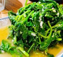Garlic Stir-Fried Pea Shoots