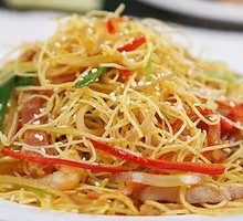 Stir-fried Rice Noodles with Shredded Pork and Egg