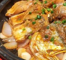 Braised Yellow Croaker in Clay Pot