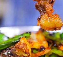 Stir-fried Pork with Rice in Wooden Bucket
