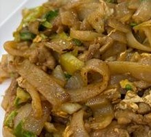 Stir-fried Rice Noodles with Egg and Shredded Pork