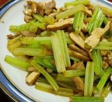 Stir-fried Pork with Celery and Tofu Cubes