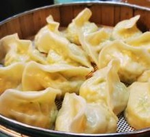 Meat and Three Fresh Ingredients Steamed Dumplings with Pickled Vegetables