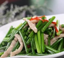 Stir-fried Pork Shreds with Garlic Shoots