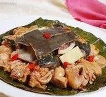 Steamed Chicken with Mushroom and Lotus Leaf
