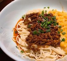 Fragrant Sticky Noodles with Mixed Ingredients