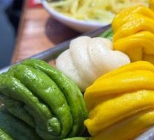 Flower-shaped steamed bun