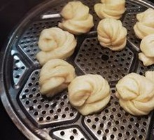 Flower-shaped steamed bun