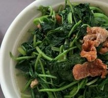 Stir-fried chicken greens with fried pork rinds