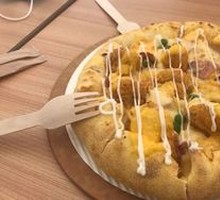 Golden Salted Egg Yolk Chicken Pizza