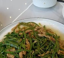 Stir-fried pork strips with string beans