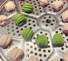 Flower-shaped steamed bun