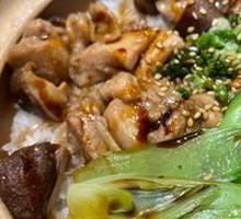 Braised Chicken with Mushrooms in Clay Pot Rice