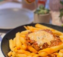 Spicy Cheese Steak Fries with Sauce