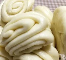 Flower-shaped steamed bun