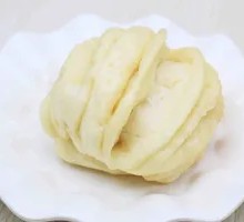 Flower-shaped steamed bun