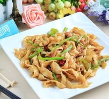 Stir-Fried Pork with Green Pepper Noodles