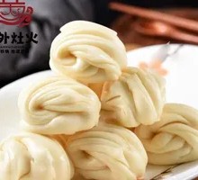 Flower-shaped steamed bun