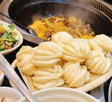 Flower-shaped steamed bun