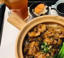 Braised Chicken with Mushrooms in Clay Pot Rice