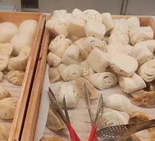 Flower-shaped steamed bun