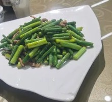 Stir-Fried Beef Strips with Garlic Shoots