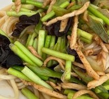 Stir-Fried Beef with Garlic Shoots and Noodles