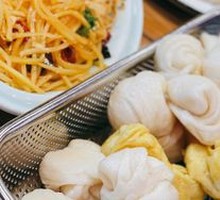 Flower-shaped steamed bun