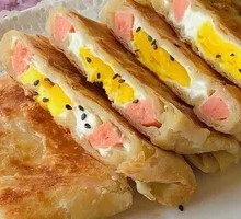 Egg and ham sandwich on flatbread
