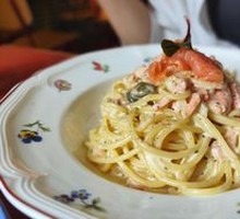 White Sauce Salmon Pasta