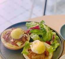 Shredded Beef Benedict Egg