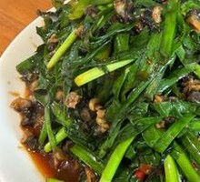 Stir-fried snail meat with leeks