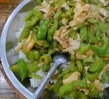 Egg and Green Pepper Rice in Bamboo Bucket