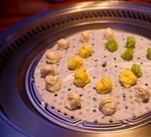 Flower-shaped steamed bun