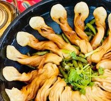 Stir-fried green bean noodle rolls