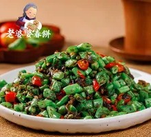 Stir-fried green beans with minced meat and olives